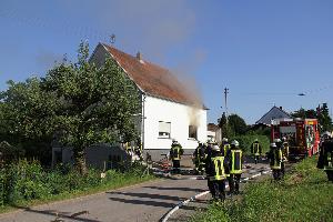 Bild: Dichter Brandrauch quillt aus dem Fenster dieses Hauses in der Bergstraße