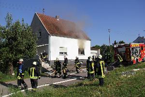Bild: Dichter Brandrauch quillt aus dem Fenster dieses Hauses in der Bergstraße