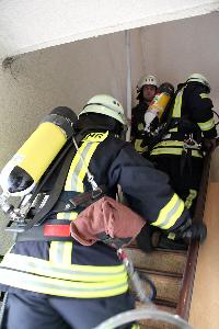 Bild: Einsatzkräfte im Treppenhaus des Gebäudes