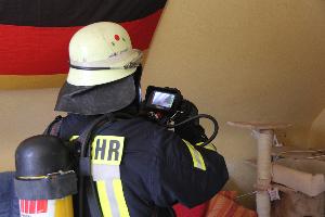Bild: Kontrolle der über dem Brandraum liegenden Räume mit der Wärmebildkamera