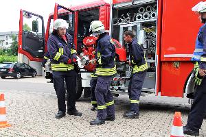 Bild: Entnahme der Tragkraftspritze aus dem Gerätewagen Logistik