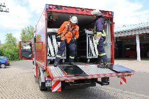 Bild: Anlegen der Absturzsicherung zum Verlegen der Schlauchleitung während der Fahrt