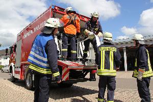 Bild: Aufbau der Versorgungsleitung mit dem Gerätewagen Logistik