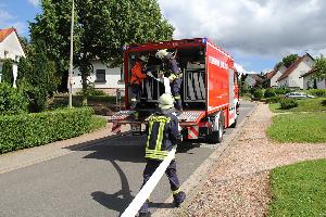 Bild: Aufbau der Versorgungsleitung mit dem Gerätewagen Logistik