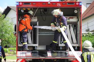 Bild: Aufbau der Versorgungsleitung mit dem Gerätewagen Logistik