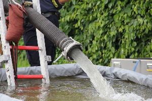 Bild: "Wasser marsch" auf der Versorgungsstrecke