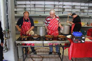 Bild: Vorbereiten des Abendessens durch das Küchenteam während der Übung