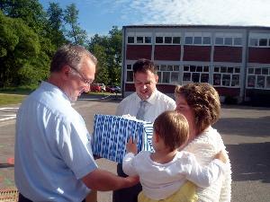 Bild: Jugendwart Guido Kuhn überreicht ein Präsent (Foto: Melanie Heinen)