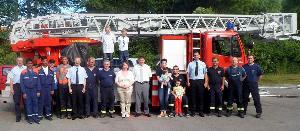 Bild: Gruppenfoto mit Brautpaar und Illinger Kameraden (Foto: Melanie Heinen )