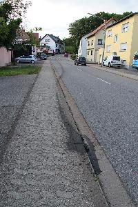 Bild: Die Fahrbahn war auf mehreren hundert Metern Länge zum Teil erheblich verschmutzt