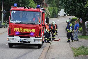 Bild: Eine größere Ölspur musste die Feuerwehr in Habach beseitigen