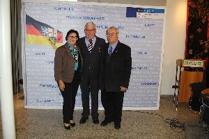 Bild: Felix Becker (mitte) mit Staatssekretärin Gabi Schäfer und Ortsvorsteher Berthold Schmitt