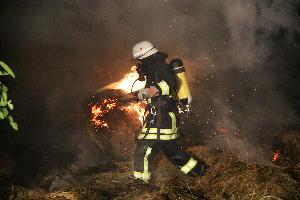 Bild: Das Heu musste auseinander gezogen und immer wieder abgelöscht werden