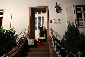 Bild: Die Eingangstür musste mit Türöffnungswerkzeug geöffnet werden, um sich Zutritt zum Gebäude zu verschaffen