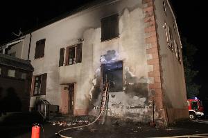 Bild: Die Hausfassade wie ein Fenster wurden sehr in Mitleidenschaft gezogen