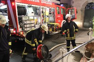 Bild: Ein Überdrucklüfter wurde vor der Eingangstür in Stellung gebracht um das Gebäude zu entrauchen.