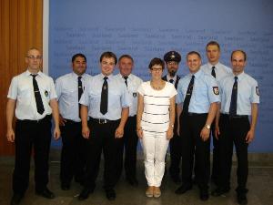 Bild: Die Einsatzmannschaft aus Bubach-Calmesweiler mit der Ministerpräsidentin; v. li. Joachim Groß,
Andreas Groß (Gruppenführer des LF-KATS), Reinhard Meyer, Horst Groß, Ministerpräsidentin
Kramp-Karrenbauer, Johannes Groß, Frank Bonner, Jonas Pulch, Manuel Braun (es fehlt Thorsten
Zawar). (Foto: Christian Holz)