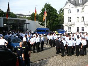 Bild: Empfang in der Staatskanzlei Saarbrücken für die saarländischen Helferinnen und Helfer, die im Juni
2013 in den Hochwassergebeiten zum Einsatz kamen. Rechts im Vordergrund die Einsatzgruppe des
LB Bubach-Calmesweiler. (Foto: Christian Holz)