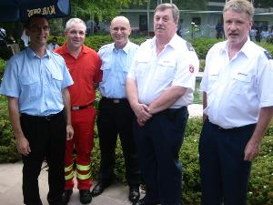 Bild: Weitere Helfer aus Eppelborn: v. li. Stefan König (Berufsfeuerwehr Saarbrücken), Markus Baus
(DLRG), Christian Holz (Ministerium für Inneres und Sport), Michael Klein (Malteser Hilfsdienst und
gebürtig aus Macherbach), Gerd Mathey (Malteser Hilfsdienst); nicht auf dem Bild sind zwei Helfer des
THW. (Foto: Christian Holz)