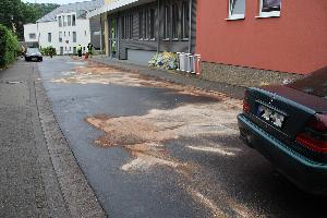 Bild: Auslaufende Betriebsstoffe mussten von der Feuerwehr mit Bindemitteln aufgenommen werden