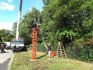 Bild: Eine Attraktion der besonderen Art. Cola-Kisten stapeln beim Löschbezirk Dirmingen.