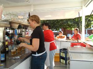 Bild: Katrin Schorr (links) und Iris Spindler (rechts) machten im Bierstand einen guten Job.