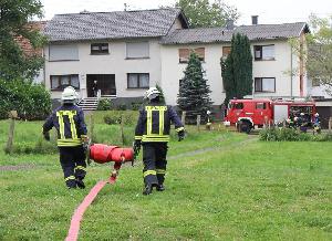 Bild: Verlegung der Schlauchleitung zur Wasserversorgung