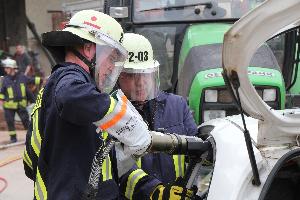 Bild: Einsatz der hydraulischen Rettungsschere aus dem LB Bubach.Calmesweiler