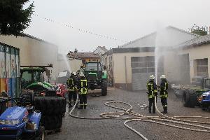 Bild: Brandbekämpfung auf dem Gelände der Firma Alt