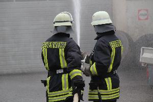 Bild: Brandbekämpfung auf dem Gelände der Firma Alt