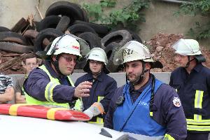 Bild: Einsatzleiter und Gruppenführer bei der Abstimmung der Maßnahmen