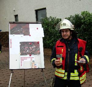 Bild: Darstellung der Lage am ELW durch den stellvertretenden Wehrführer Christian Holz