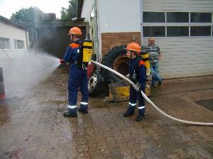 Bild: Löschangriff auf dem Gelände der Firma Gihl in Calmesweiler
