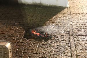 Bild: Glutreste wurden ins Freie gebracht und vor dem Gebäude abgelöscht