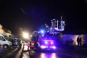 Bild: Wegen der schlechten Zugänglichkeit des Schornsteins wurde die Drehleiter aus Illingen nachgefordert