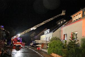 Bild: Einsatz der Drehleiter beim Kaminbrand in Hierscheid