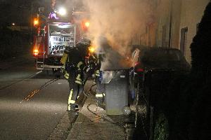 Bild: Unter Atemschutz musste die schwelende Tonne abgelöscht werden