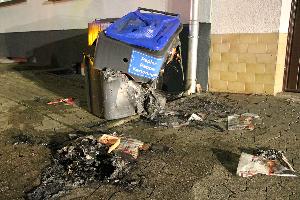 Bild: Einen weitere Altpapiertonne war bereits beim Eintreffen der Feuerwehr von unbekannten abgelöscht worden