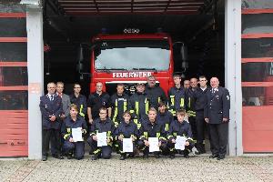 Bild: Die erfolgreichen Teilnehmer mit Wehrführung, Lehrgangsleiter Wolfgang Braun und den Erste-Hilfe Ausbildern