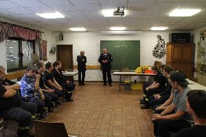 Bild: Wehrführer Klaus Theis und Lehrgangsleiter Wolfgang Braun bei der Abschlussbesprechung