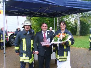 Bild: Löschbezirksführer Wolfgang Braun überreichte das Geschenk des Löschbezirks.