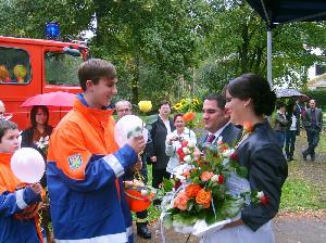 Bild: Auch die Jugendfeuerwehr gratulierten ihrer Betreuerin und ihrem stellvertretenden Löschbezirksführer.