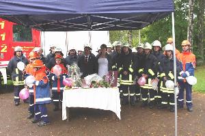 Bild: Gratulanten des Löschbezirks Bubach-Calmesweiler mit dem Brautpaar.