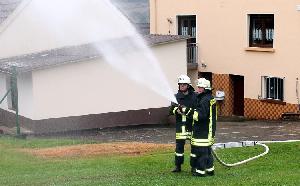 Bild: Ein Trupp beim Ablöschen des brennenden Unrat