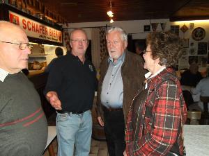 Bild: Jürgen Kinitz (2.v.l.) im Gespräch mit Oberst Schöttler (3.v.l.) und seiner Ehefrau. (Foto: Hans-Werner Guthörl)