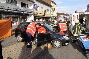 Bild: Feuerwehr und Rettungsdienst befreien den Fahrer aus seinem Fahrzeug