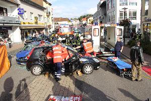 Bild: Feuerwehr und Rettungsdienst befreien den Fahrer aus seinem Fahrzeug
