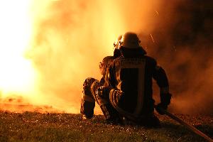 Bild: Wegen der extremen Hitze konnte zuerst nur von Aussen gelöscht werden