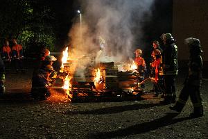 Bild: Die Jugendfeuerwehr entzündet das Martinsfeuer