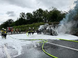 Bild: Kleinbus gerät auf der Autobahn in Brand